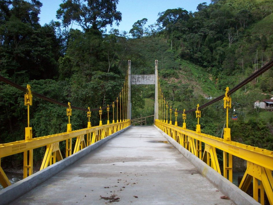 El puente que comunica al corregimiento de Pueblo Nuevo de Pensilvania (Caldas) con Nariño (Antioquia) está cerrado, mientras expertos lo revisan. Al parecer, dos volquetas de una empresa minera lo cruzaron, pese a que la estructura no está diseñada para soportar carga pesada. En un tramo de 5 metros hay un doblez en una viga y desajustes por falta de mantenimiento preventivo. 16