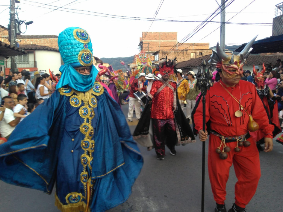 Las cuadrillas del Carnaval de Riosucio que estuvieron presentes en El Carmen de Viboral (Antioquia).