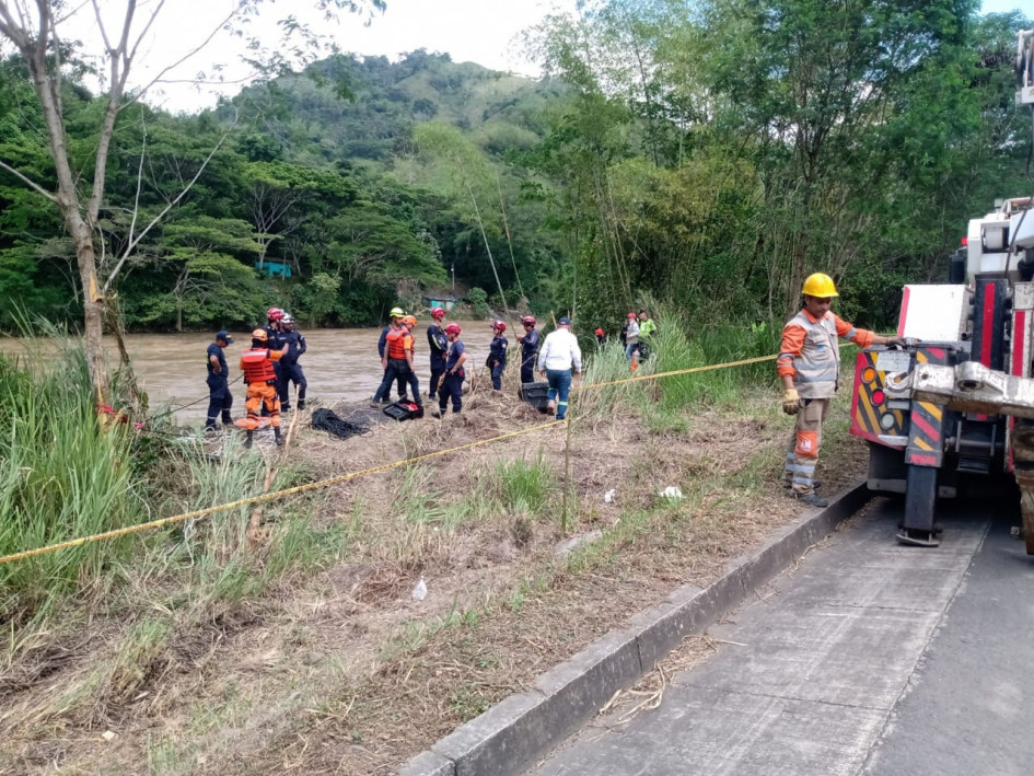 A finales de marzo, cuando desapareció la tractomula que conducía Gilberto Torres, un equipo de buzos acudió al sector de El Tangelo para buscar su cuerpo y el vehículo, tarea que fue infructuosa.
