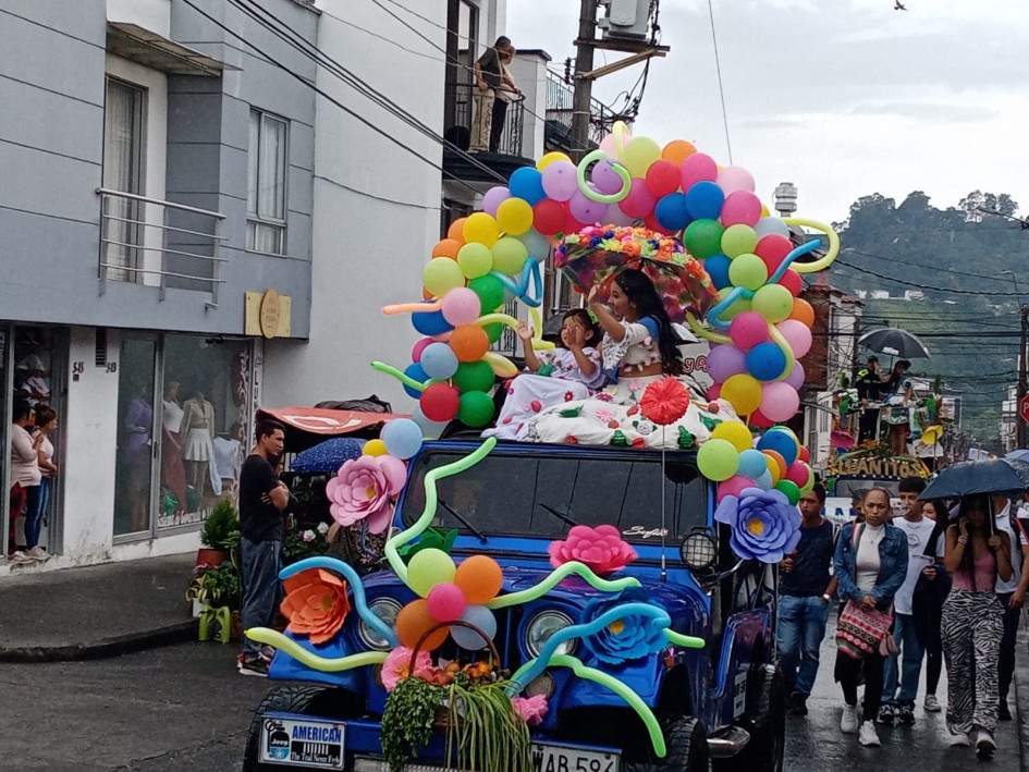 Ayer, ni la lluvia pudo opacar el desfile en Villamaría.