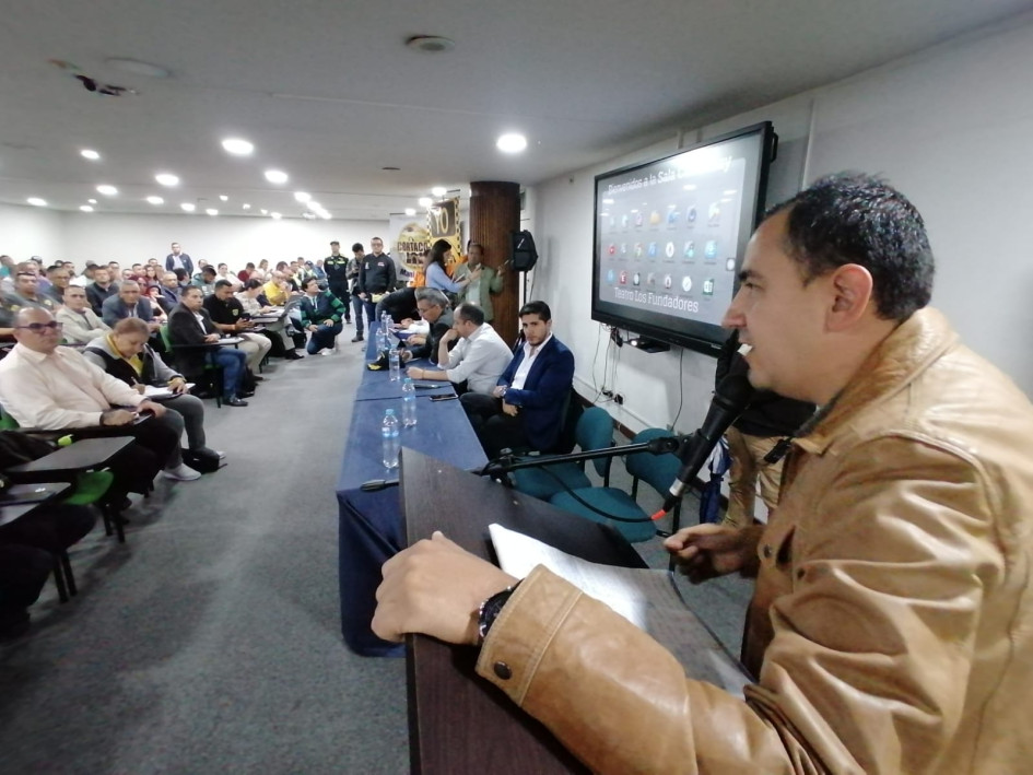 La reunión entre los taxistas y el ministro de Transporte, William Camargo, empezó a las 2:16 p.m. de ayer y culminó a las 5:40 p.m.