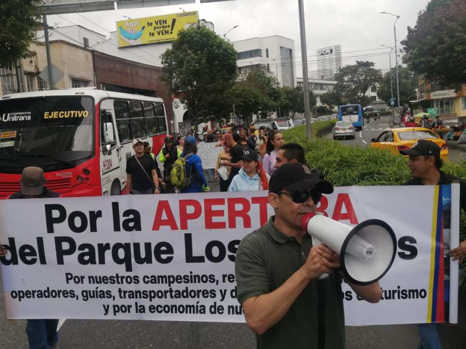 En la mañana de este viernes los manifestantes marcharon por un carril de la avenida Santander.