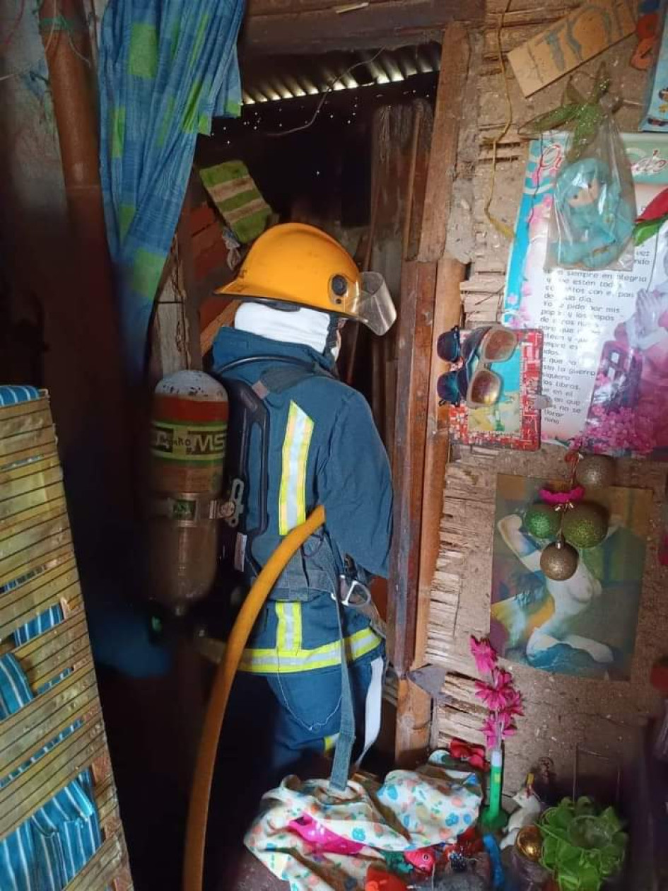 Las llamas consumieron la cocina de una vivienda en el barrio San Isidro, pero se pudo extinguir el fuego antes de que pasara a otras habitaciones o edificaciones contiguas.