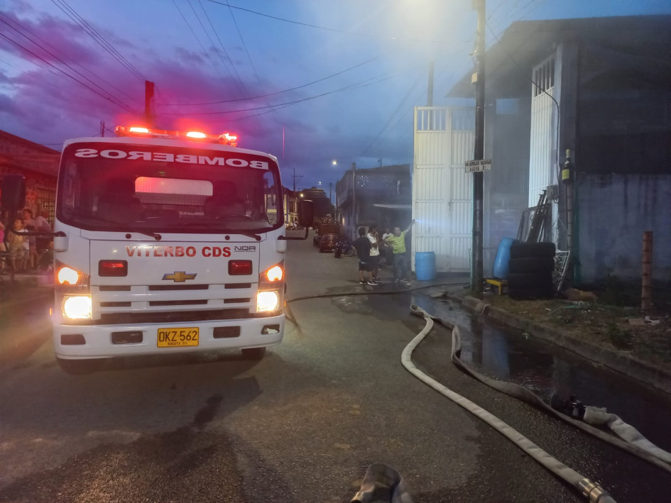 Las llamas se originaron en la chatarrería El Triunfo.