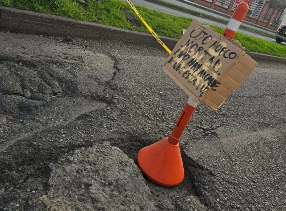 Este mensaje lo pusieron ayer habitantes de la Avenida Santander, cerca del Batallón Ayacucho, para protestar por los daños en la vía. Aguas de Manizales intervendrá hoy el lugar.