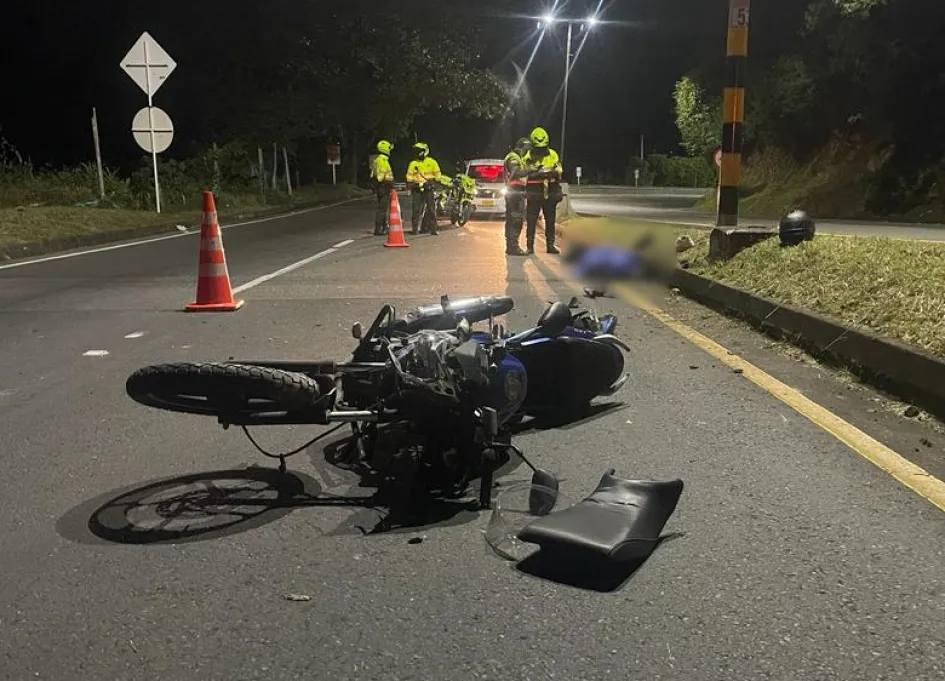 Accidente de tránsito esta madrugada en la vía Chinchiná-Manizales, en el que perdió la vida un motociclista. 