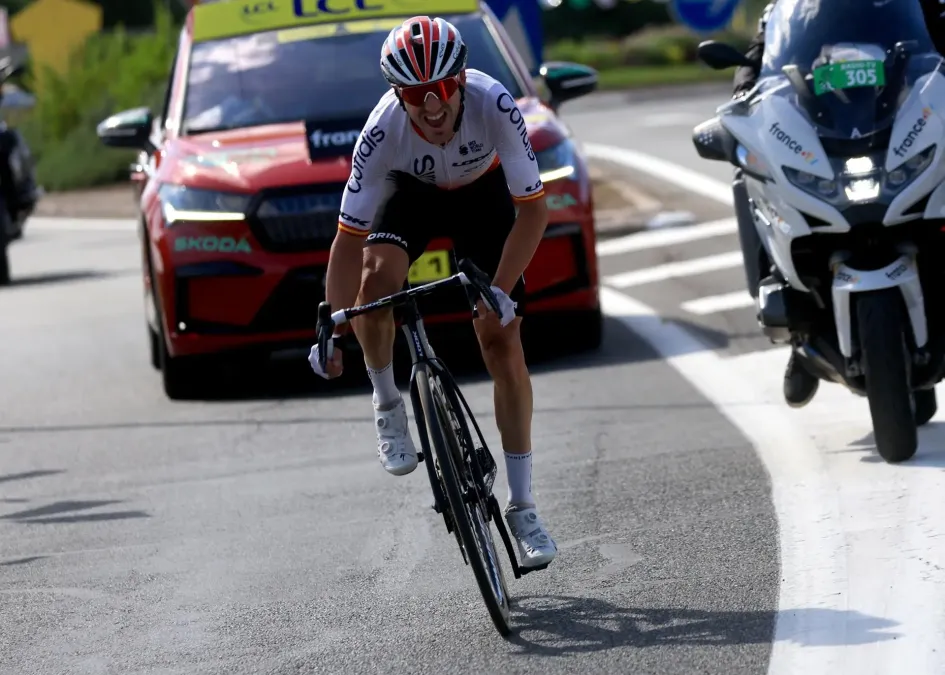 El ciclista español Ion Izagirre del equipo Cofidis en camino a ganar la 12.ª etapa del Tour de Francia 2023, una carrera de 168,8 km desde Roanne hasta Belleville-en-Beaujolais.