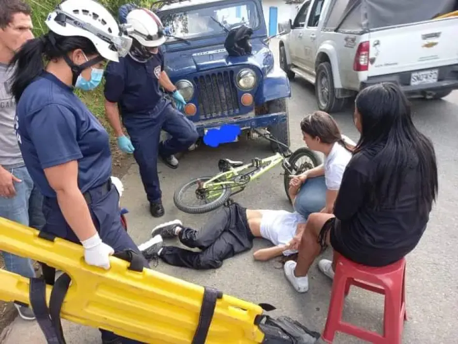 Dos lesionados en choque de una bicicleta y un campero en la vía Salamina - La Merced