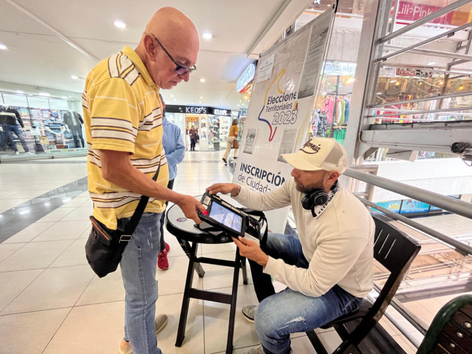 El período de inscripción de ciudadanos para votar en las elecciones territoriales 2023 finaliza el 29 de agosto. Ayer José Hernando Valencia realizó la inscripción de su cédula en el puesto del Centro comercial Parque Caldas de Manizales.