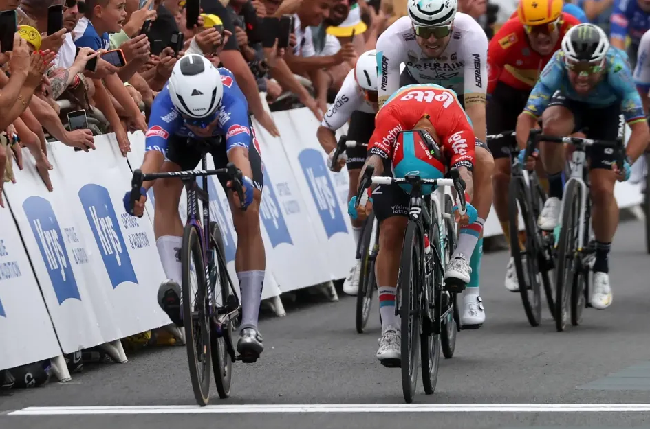 El ciclista belga Jasper Philipsen (izquierda) del equipo Alpecin-Deceuninck vence al australiano Caleb Ewan (derecha) del equipo Lotto Dstny para ganar la cuarta etapa del Tour de Francia 2023, una carrera de 181,8 km de Dax a Nogaro, Francia.