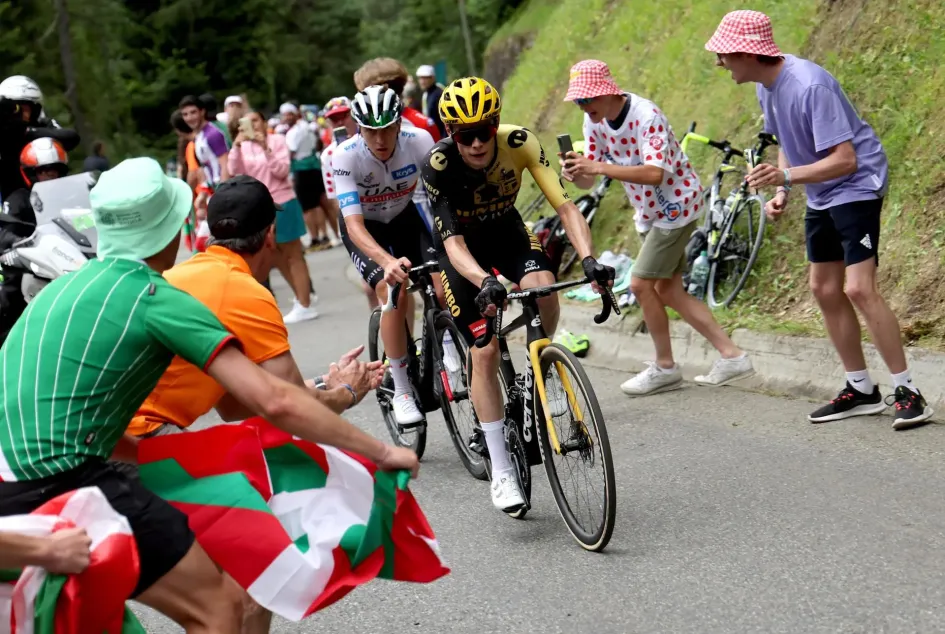 El ciclista danés Jonas Vingegaard (d) del equipo Jumbo-Visma y el ciclista esloveno Tadej Pogacar (i) del equipo UAE Team Emirates en el ascenso final a la meta durante la sexta etapa del Tour de Francia 2023, una carrera de 144,9 km desde Tarbes a Cauterets-Cambasque.