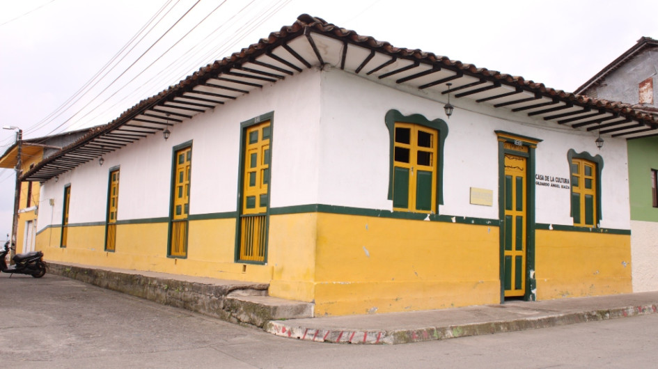 No hay rampas para acceder a la Casa de la Cultura, aunque David Orozco Londoño, secretario de Gestión Social, recalca que esta “sí tiene acceso para los discapacitados”, pero es porque cuenta con una rampa adentro de la vivienda, que remplazó unas escalas.