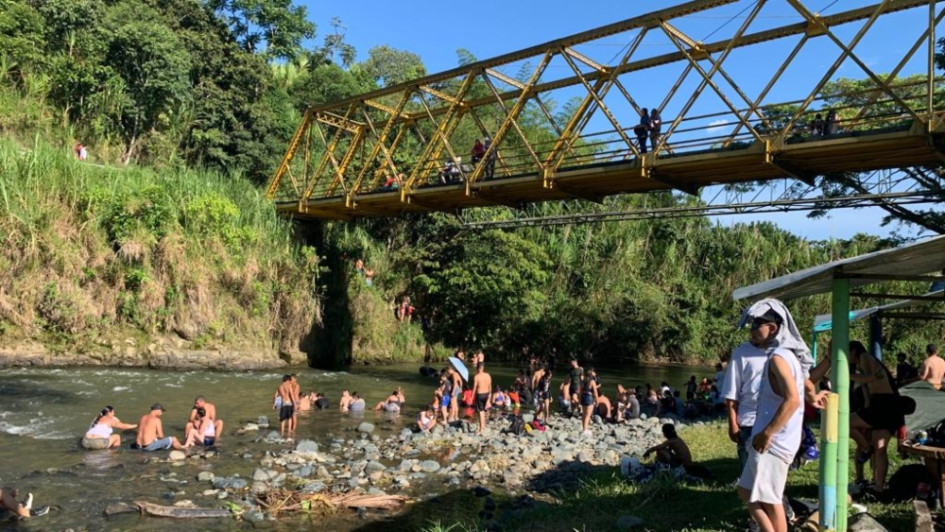 Bajo el puente también se establecen los ciudadanos a disfrutar de los días calurosos.