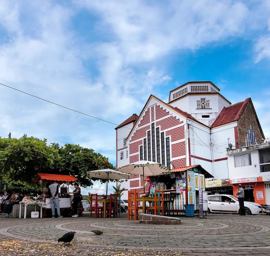 Foto/Julián García/LA PATRIA  El comercio formal e informal de Palestina, tiene sus ojos puestos en la reactivación de las obras de Aerocafé y en la cosecha cafetera que se avecina.