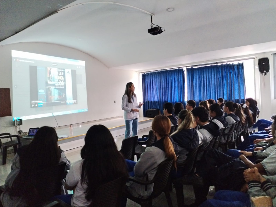 Los estudiantes se reunieron para socializar las rutas de prevención frente a riesgo psicosociales.