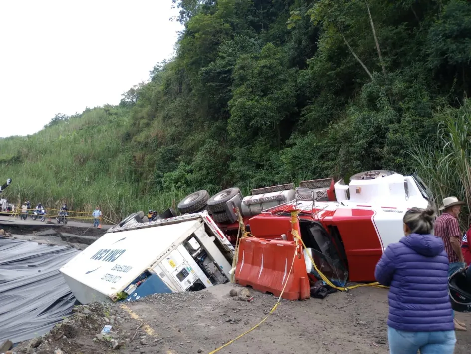 Así quedó el tractocamión en el sector de Palmasola.