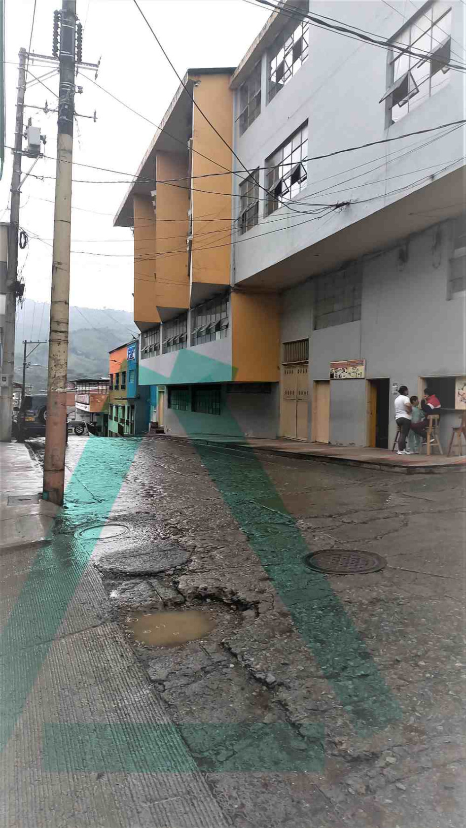 Este es el hueco de la calle 6. Según la Alcaldía, le realizarán mantenimiento.