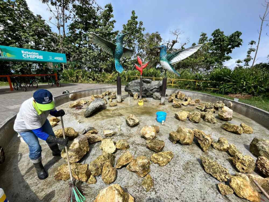 En el barrio Chipre de Manizales, la fuente de colibrís lleva tres años sin funcionar y duró tres meses sin mantenimiento ni limpieza. La Secretaría de Medio Ambiente la limpió ayer y aseguró que no tiene desagüe. Verificarán su funcionamiento, a través de la Secretaría de Obras Públicas.