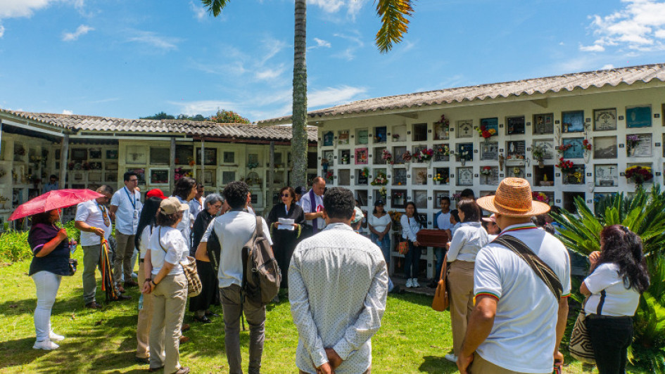 La ceremonia concluyó en el cementerio San Sebastián. El cuerpo de Leonardo reposa junto al de Esperanza.