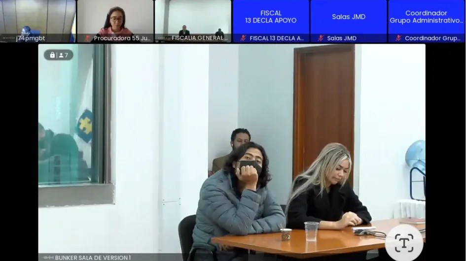 Fotograma tomado de la transmisión en directo del juicio a Nicolás Petro (i), hijo mayor del presidente de Colombia, Gustavo Petro, y a Daysuris Vásquez (d), expareja de Nicolás Petro, en el Complejo Judicial de Paloquemao, en Bogotá.