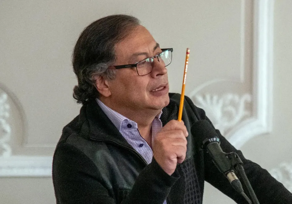 Fotografía cedida por la oficina de prensa de la presidencia de la República del mandatario Gustavo Petro durante un comunicado, hoy en Bogotá
