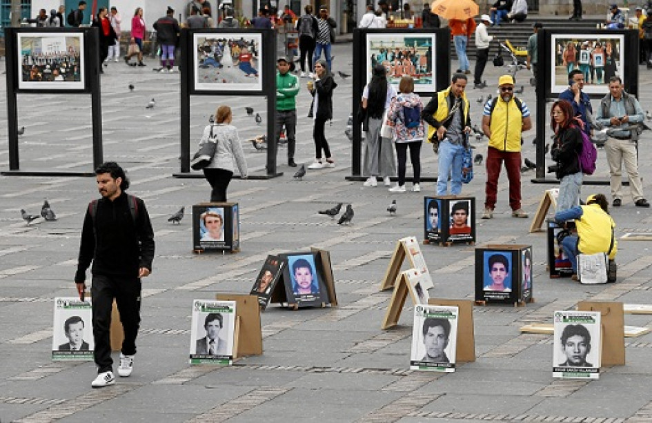 Foto | EFE | LA PATRIA  Fotografías de personas desaparecidas son exhibidas para mostrar la labor de la Unidad de Búsqueda de Personas Desaparecidas (UBPD).