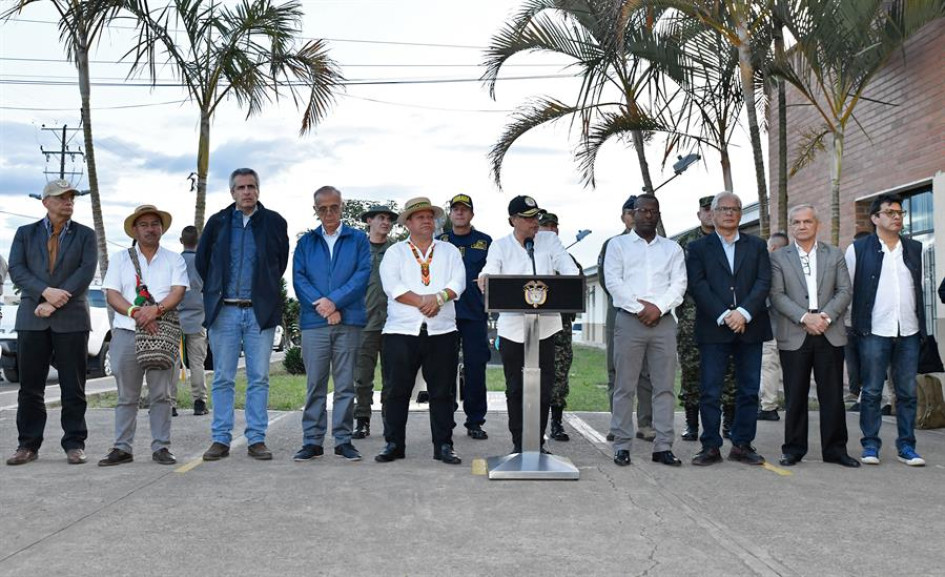 Gustavo Petro condiciona negociaciones de paz a cese de hostilidades contra civiles.