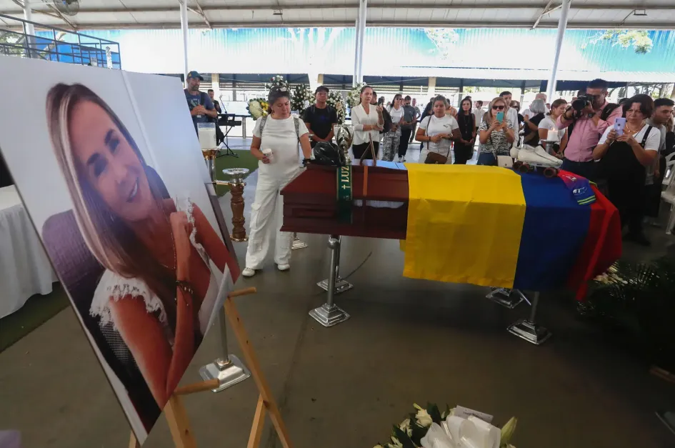 Familiares, amigos y colegas asisten hoy al velorio de la expatinadora colombiana Luz Mery Tristán, en Cali.