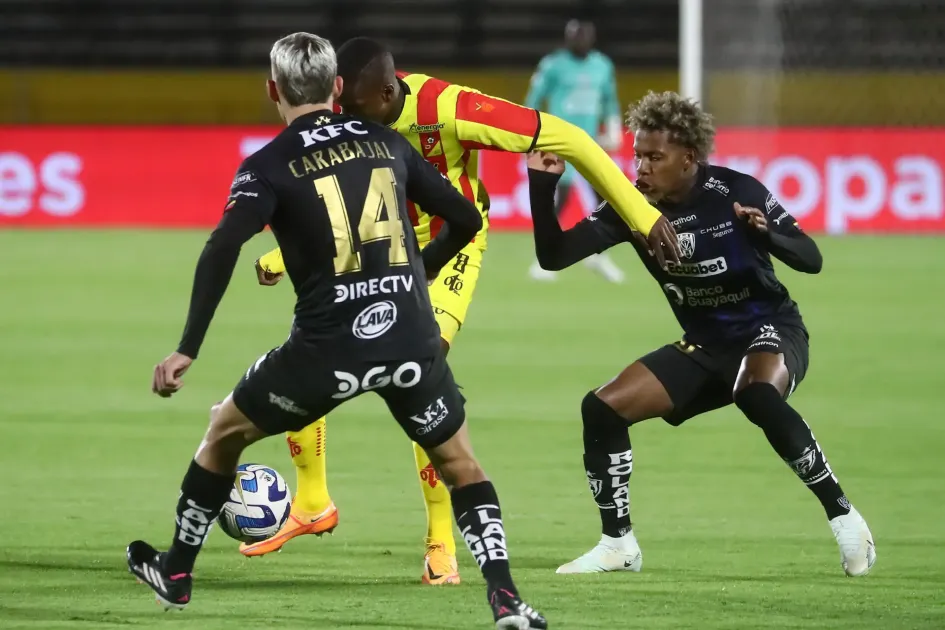 Julio Ortiz (d) de Independiente disputa el balón con Larry Angulo (c) de Pereira hoy, en un partido de los octavos de final de la Copa Libertadores entre Independiente del Valle (IDV) y Deportivo Pereira en el estadio Complejo Independiente del Valle en Quito (Ecuador).