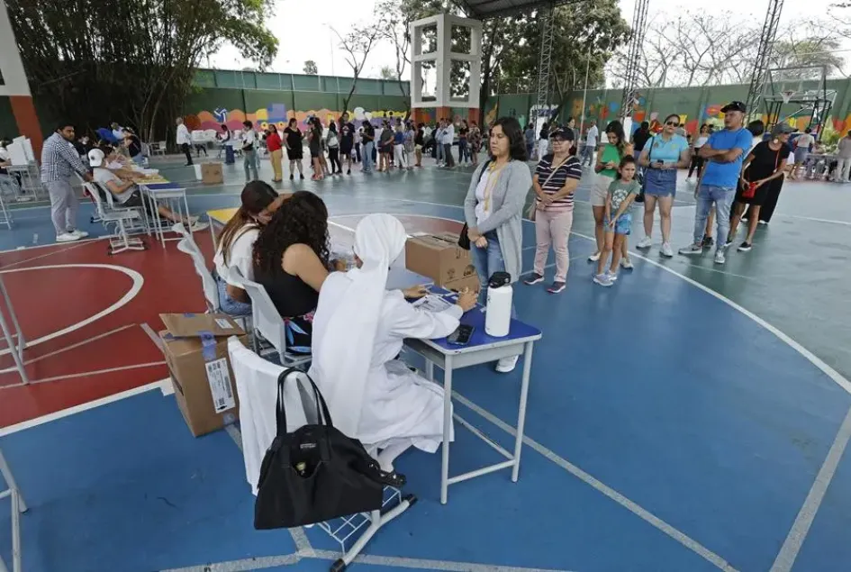 Ciudadanos acuden a votar durante la jornada de elecciones generales, hoy, en Guayaquil (Ecuador).