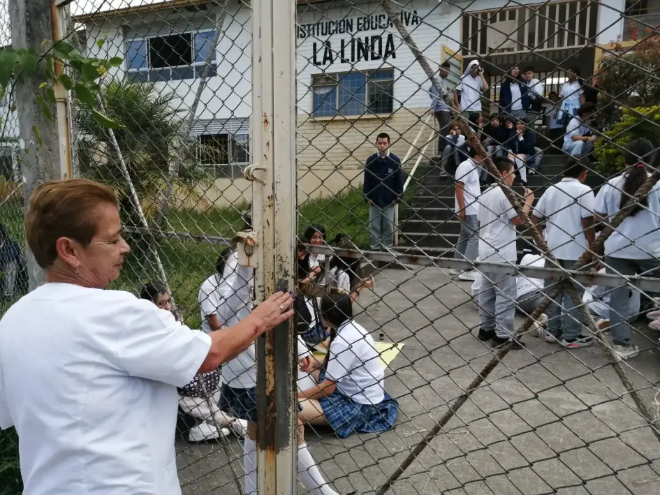 Los estudiantes del colegio La Linda salieron al patio del colegio como motivo de protesta.