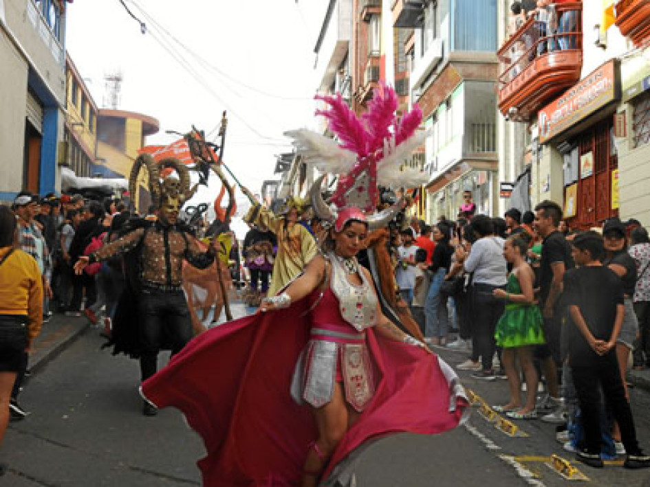 Fotos | Albeiro Rudas | LA PATRIA  Desde los andenes y balcones los ansermeños disfrutaron de este evento.