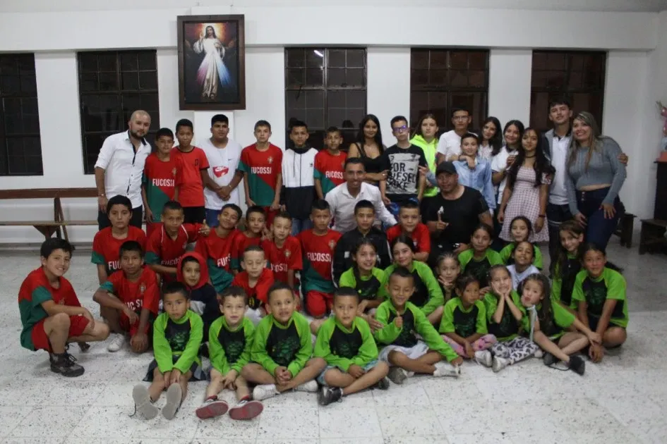 Los semilleros de fútbol y porrismo, acompañados de sus padres y los directores de la Fundación.