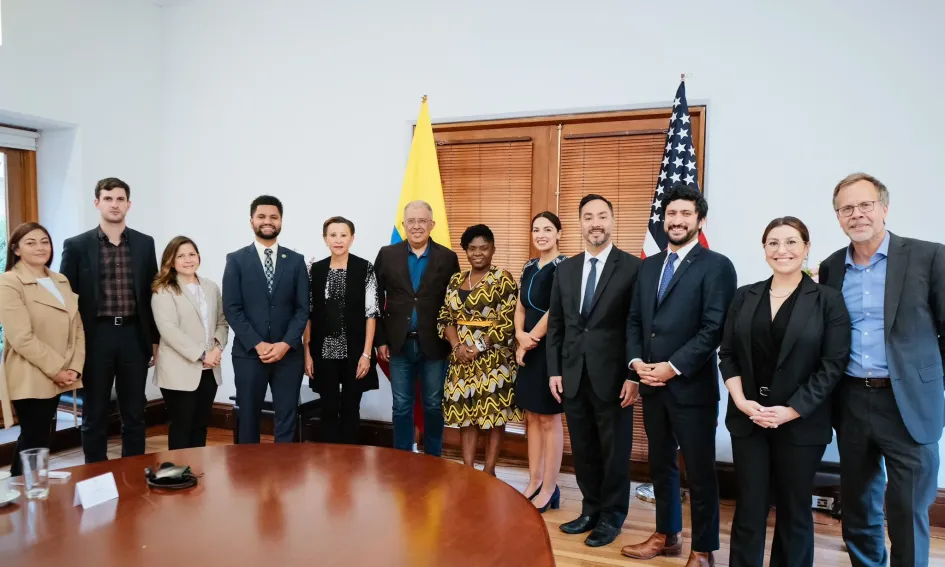 Fotografía de las dos delegaciones tras la reunión bilateral de la Vicepresidencia de Colombia con una delegación de representantes a la Cámara del Partido Demócrata de Estados Unidos.