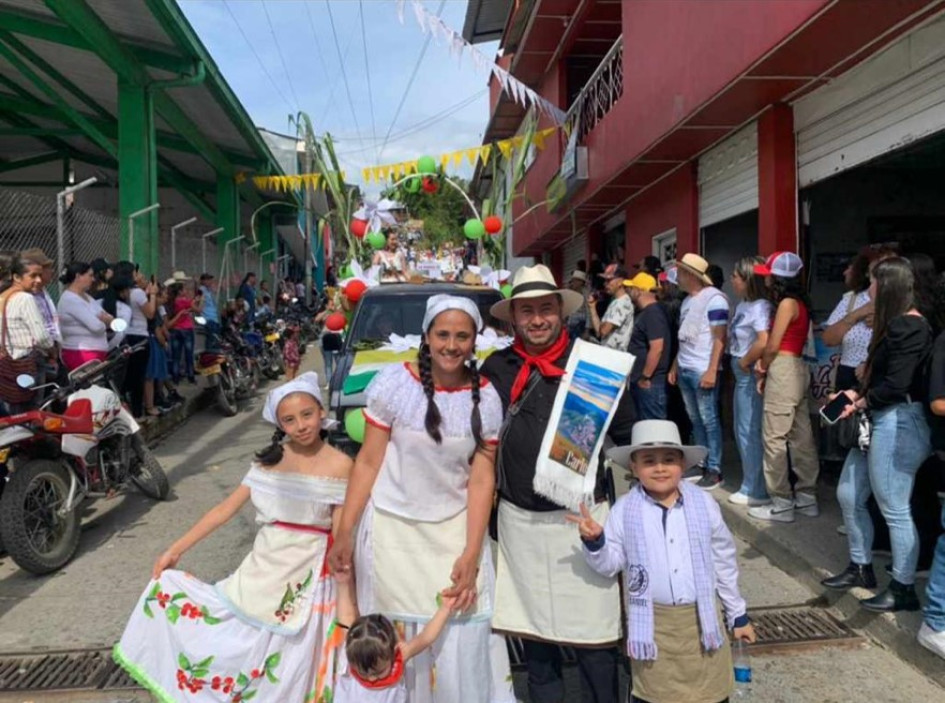 Carlos Andrés Hernández, Leidy Johana Gómez, María Ángel Hernández Gómez y Santiago Quintero Hernández, en el desfile de comparsas que tuvo la participación de las colonias de San Daniel en diversas ciudades y también la participación de representantes de las veredas. Esta familia representó a la vereda Chaquiral.