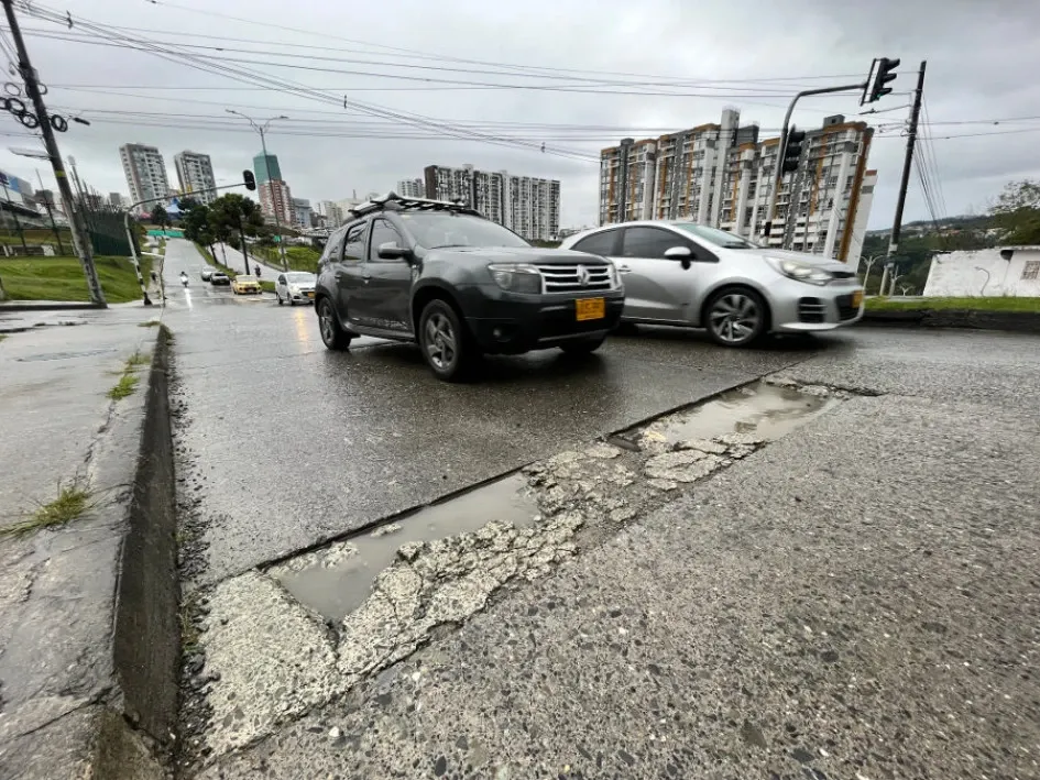 Así está el hueco en la vía que conecta a La Sultana con el Alta Suiza y Escuela de Carabineros Alejandro Gutiérrez.