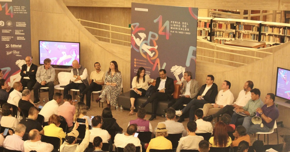 En el Óculo del Centro Cultural Universitario Rogelio Salmona se realizó el primer foro cultural con los aspirantes a la Alcaldía de Manizales durante la Feria del LIbro. 