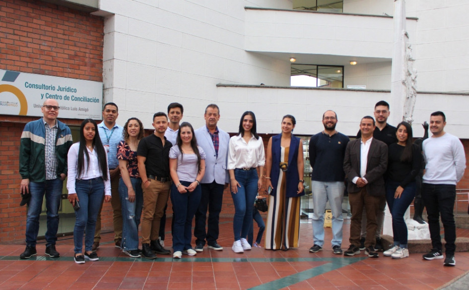 Directivos de la Universidad Católica Luis Amigó, directivos de BIOS y estudiantes de la primera cohorte de la nueva Especialización de Big Data e Inteligencia de Negocios.