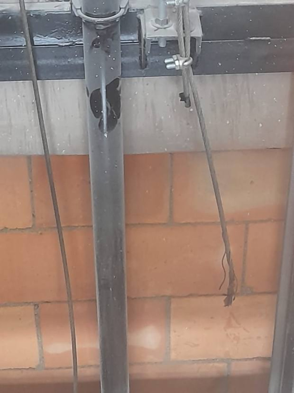 ste elevapersonas permite el traslado de un nivel a otro en la nueva sede de la Institución Educativa Pensilvania. Este es el cable que apareció reventado.