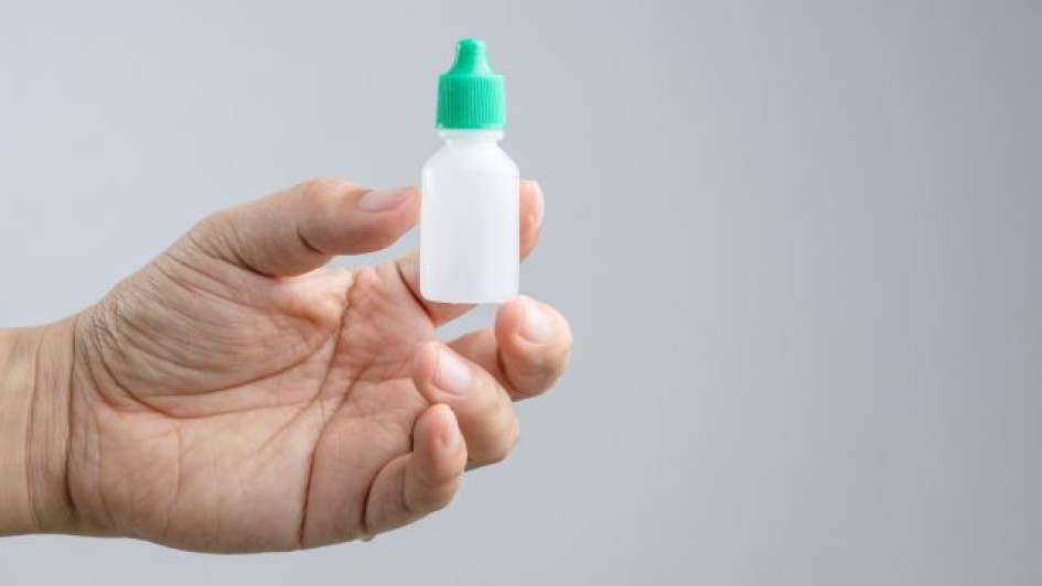 Mano sosteniendo un gotero con glicerina carbonatada.