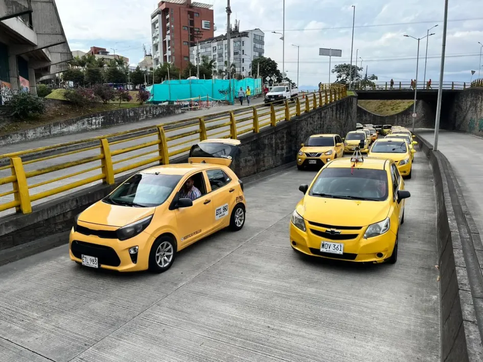 La movilización de taxistas por la avenida Paralela de Manizales. 