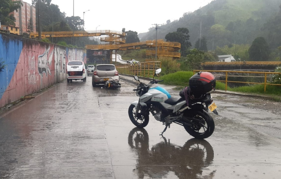 Las autoridades recomiendan conducir con precaución debido a que las vías están mojadas.