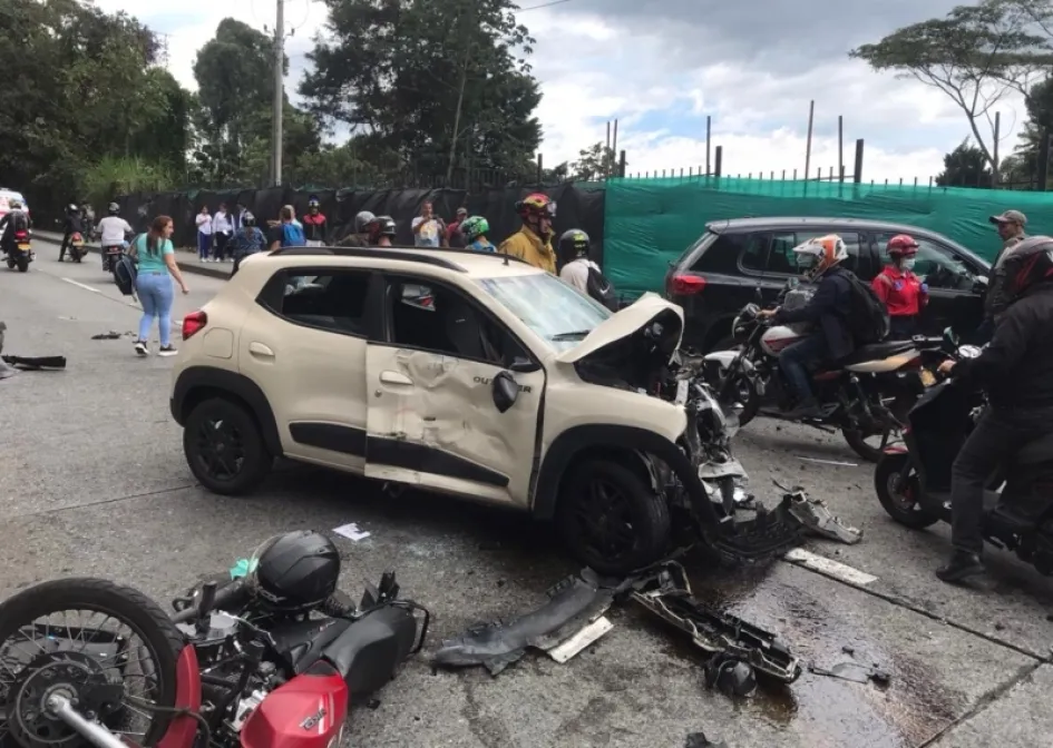 LA PATRIA | MANIZALES  Un accidente de tránsito se presentó en el mediodía de este miércoles en la avenida Alberto Mendoza, en el sector de Expoferias. Un vehículo se salió de la vía y chocó de frente contra otro automotor y una motociclista. Otra moto se vio involucrada. La Unidad de Gestión del Riesgo (UGR), a través del Cuerpo Oficial de Bomberos Manizales y la Secretaría de Movilidad, informó que cinco personas resultaron lesionadas, quienes son valoradas para trasladarlas a los centros asistenciales de