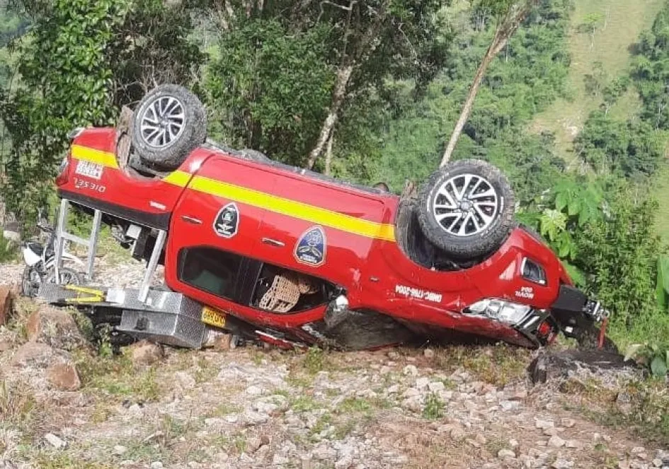 Camioneta de Bomberos de Samaná volcada cuando se dirigía a atender una emergencia. 