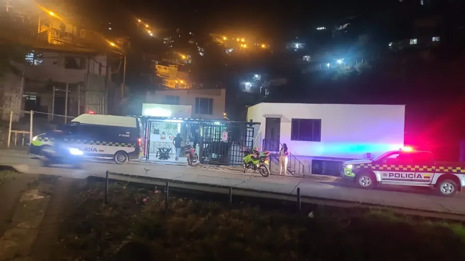 Patrullas de la Policía en el barrio Pío XII, en donde hirieron con arma de fuego a un hombre. 