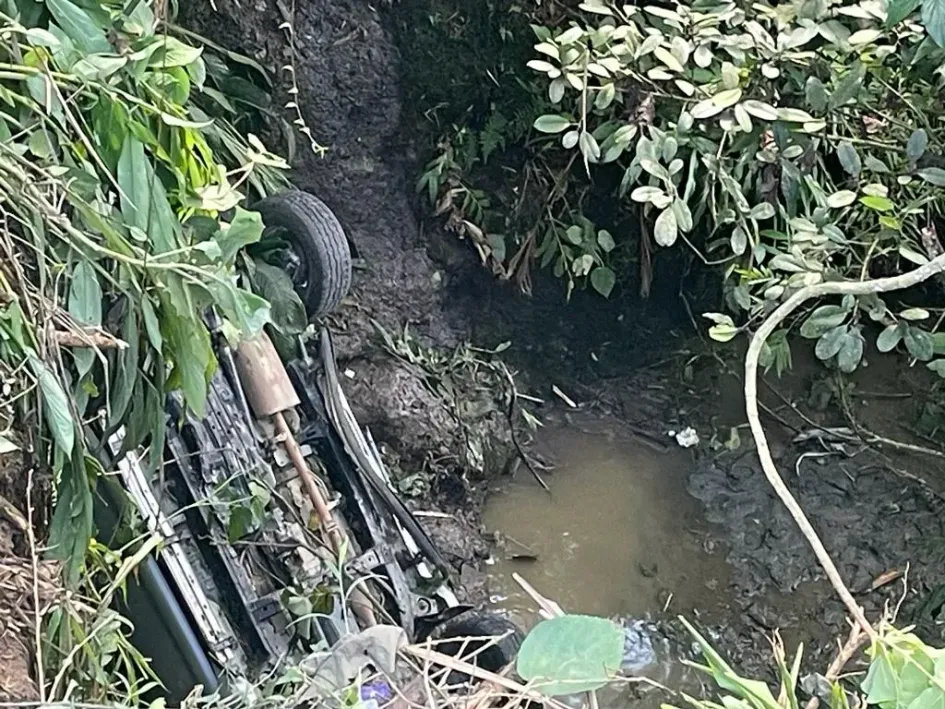 La camioneta accidentada en la quebrada Alegrías.