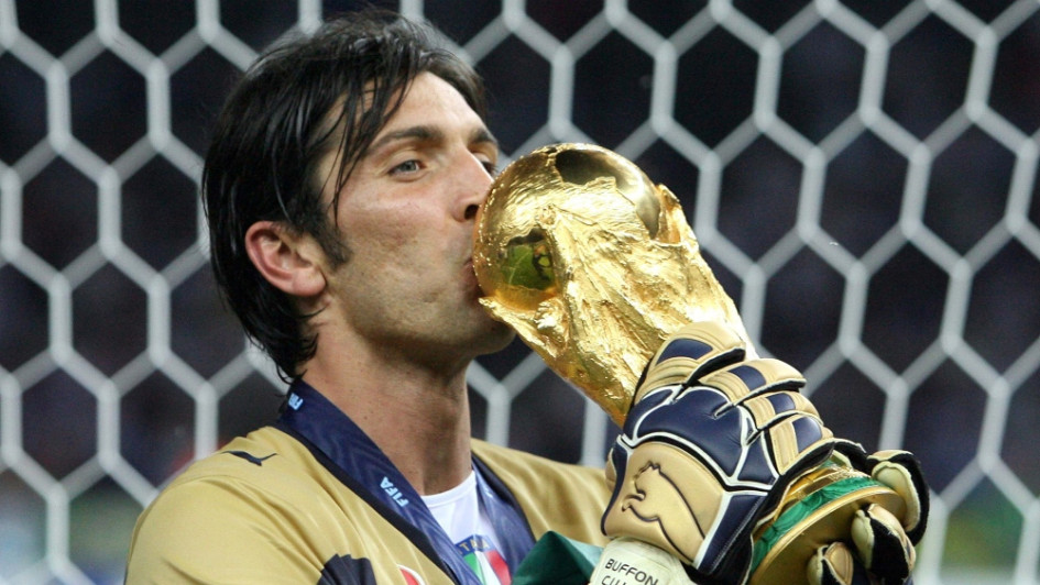 El icónico futbolista italiano es considerado uno de los mejores porteros de la historia. Ganó todos los títulos a los que aspiró, menos uno: la UEFA Champions League. Perdió la final de esta competencia en tres ocasiones.