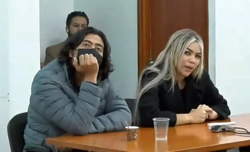 Fotograma tomado de la transmisión en directo del juicio a Nicolás Petro (i), hijo mayor del presidente de Colombia, Gustavo Petro, y a Daysuris Vásquez (d), expareja de Nicolás Petro, en el Complejo Judicial de Paloquemao, en Bogotá.