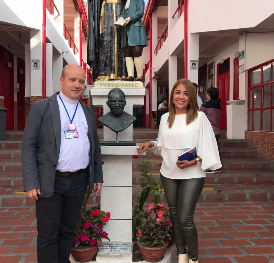Elizabeth Pacheco Alzate, secretaria de Educación de Manizales, en compañía del presbítero Héctor Adrián Gaviria Chica, rector de la institución.