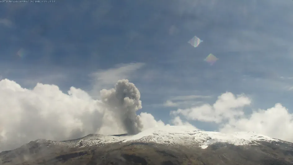 Emisión de ceniza del volcán Nevado del Ruiz.